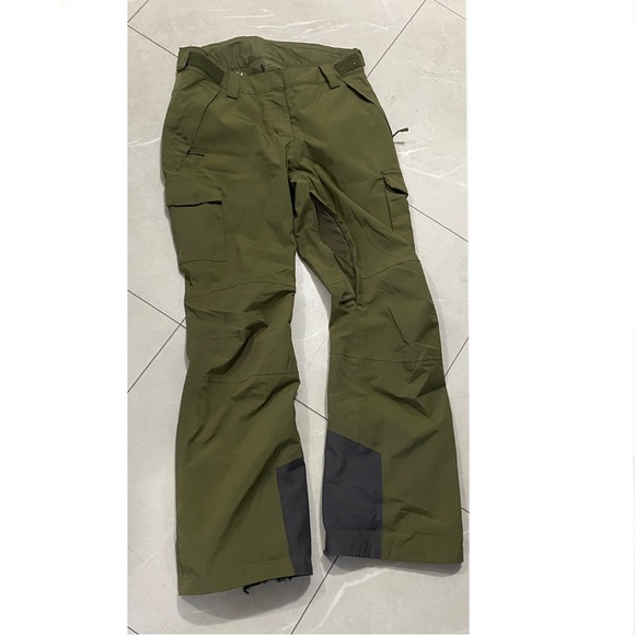 Helly Hansen Women’s Switch Cargo Insulated Ski Pants - Picture 2 of 5